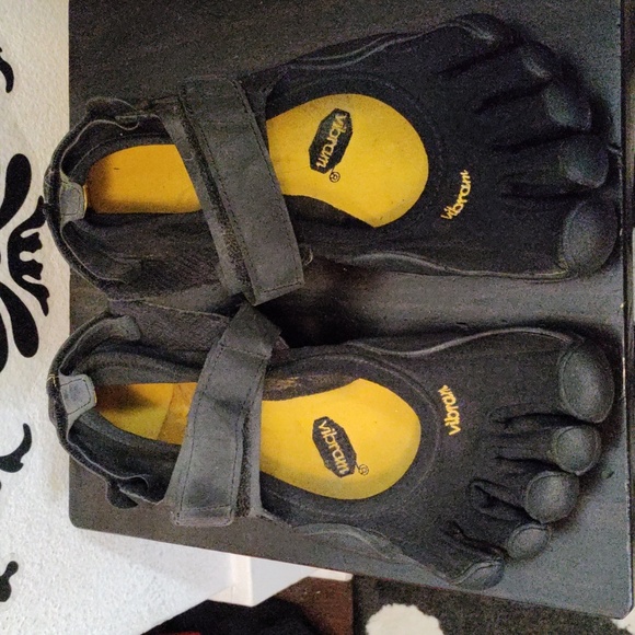 Vibram Women's Five Fingers, KSO EVO Crosstraining Sneaker Size W40 (US 9.5) - Picture 2 of 4